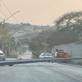 Carro colide contra poste em Itaúna