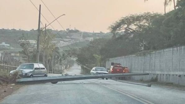 Carro colide contra poste em Itaúna