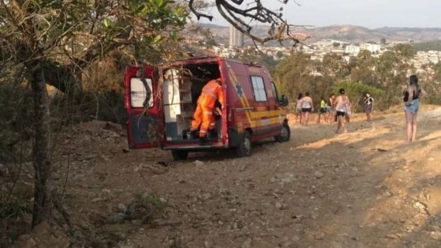Oliveira: Motorista perde controle da direção de veículo e colide em barranco; 3 vítimas foram socorridas