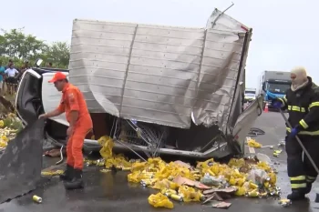 Foto mostrando carga de cerveja espalhada pela rodovia.
