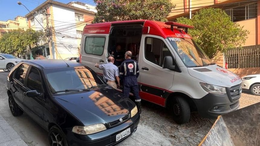 Acidente entre moto e carro é registrado na Av. Amazonas em Divinópolis