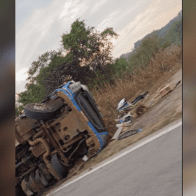 Homem morre após caminhão tombar na BR-494 em Nova Serrana