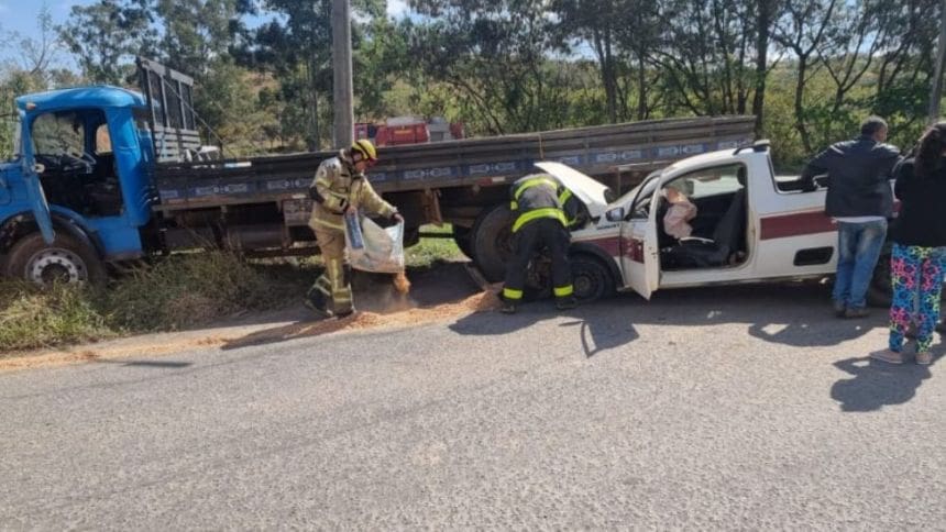 Acidente entre caminh&atilde;o e caminhonete deixa uma pessoa ferida em Oliveira