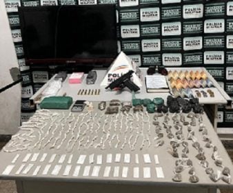 Acusados de tr&aacute;fico s&atilde;o presos com mais de 200 pedras de crack e buchas de maconha em Par&aacute; de Minas