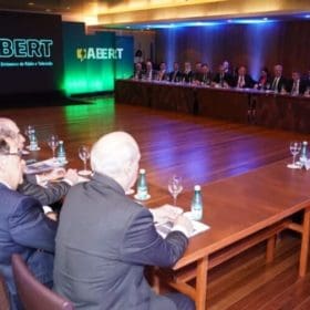 garante apoio à pauta da radiodifusão durante reunião em Brasília
