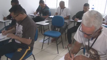 Detentos em aula na Apac