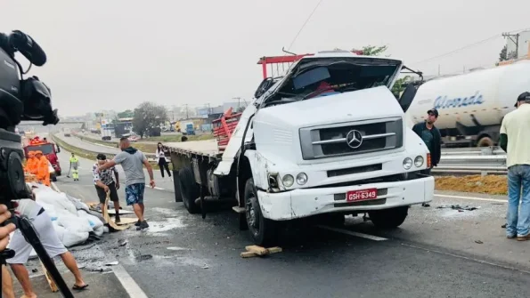 Bombeiros afirmam que motorista de caminhão tombado no Anel Rodoviário não foi levado ao hospital; saiba mais detalhes