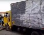 Caminhão sem freio derruba árvore e portão de casa em Nova Serrana