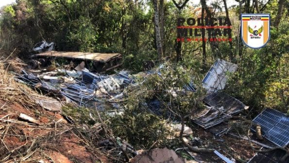 Caminh&atilde;o tomba na BR-494 em Itapecerica e deixa dois homens feridos
