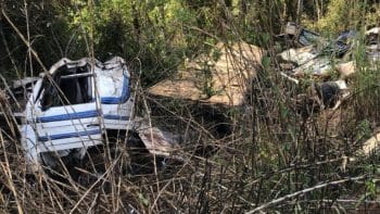 Caminh&atilde;o tomba na BR-494 em Itapecerica e deixa dois homens feridos