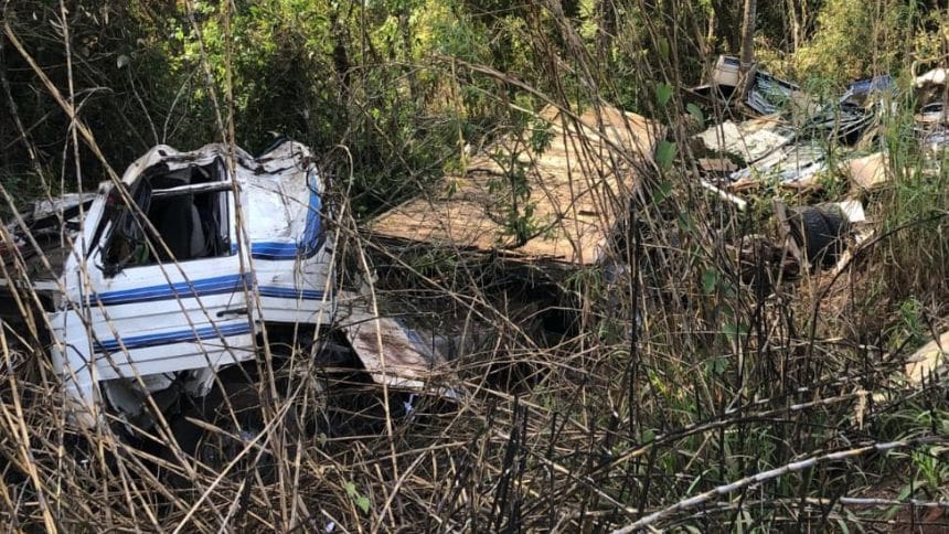Caminhão tomba na BR-494 em Itapecerica e deixa dois homens feridos