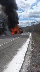 Carreta colide com ve&iacute;culo pesado e pega fogo na BR-116