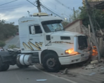 Carreta colide em muro de resid&ecirc;ncia em Ita&uacute;na; veja fotos