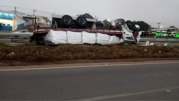 Veja vídeo: Carreta tomba no Anel Rodoviário, próximo ao ABC Atacadista