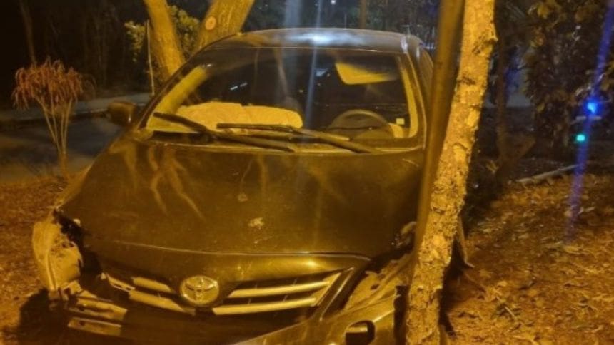 Carro invade praça em Itaúna