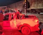Carro é lançado contra muro após colidir com trem Itaúna