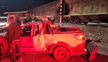 Carro &eacute; lan&ccedil;ado contra muro ap&oacute;s colidir com trem Ita&uacute;na