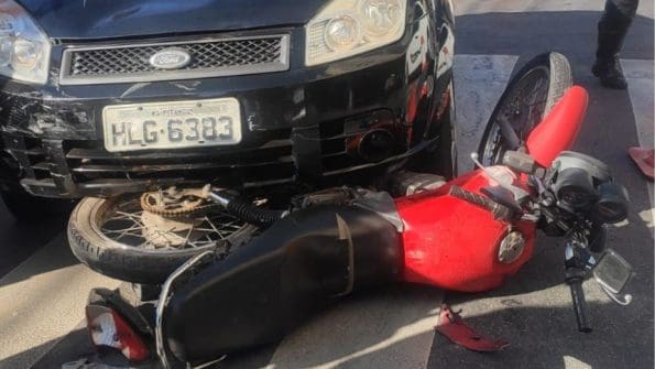 Acidente entre carro e moto é registrado no Centro de Divinópolis