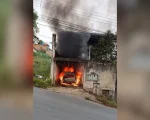 Carro pega fogo dentro de garagem em casa em Divinópolis
