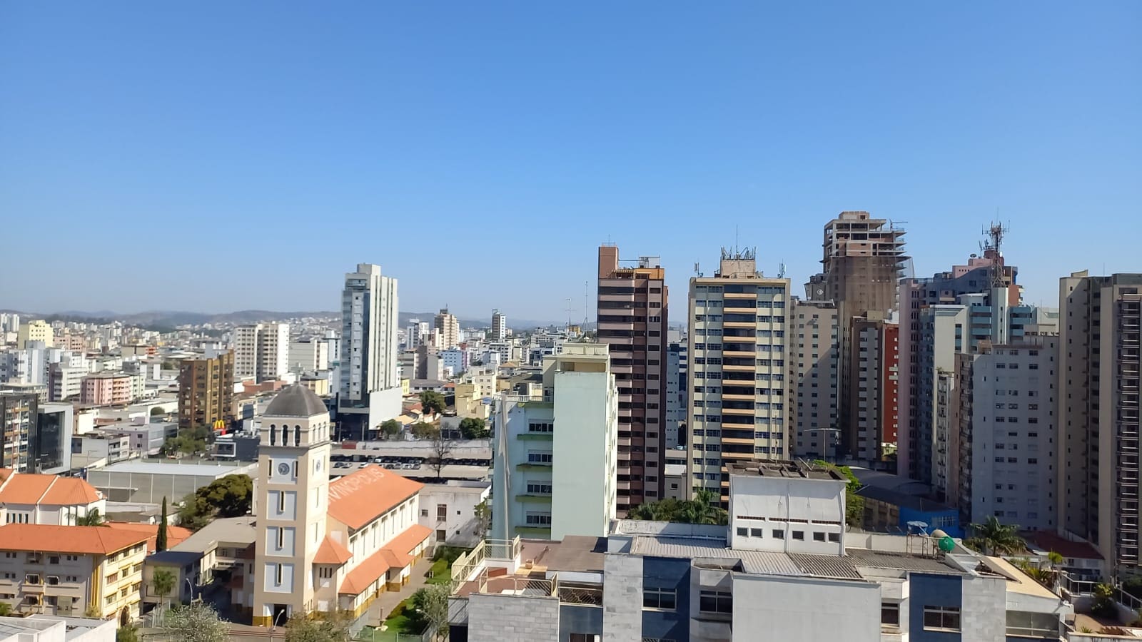 Apagão deixa Divinópolis e outras cidades do Brasil sem energia na manhã desta terça