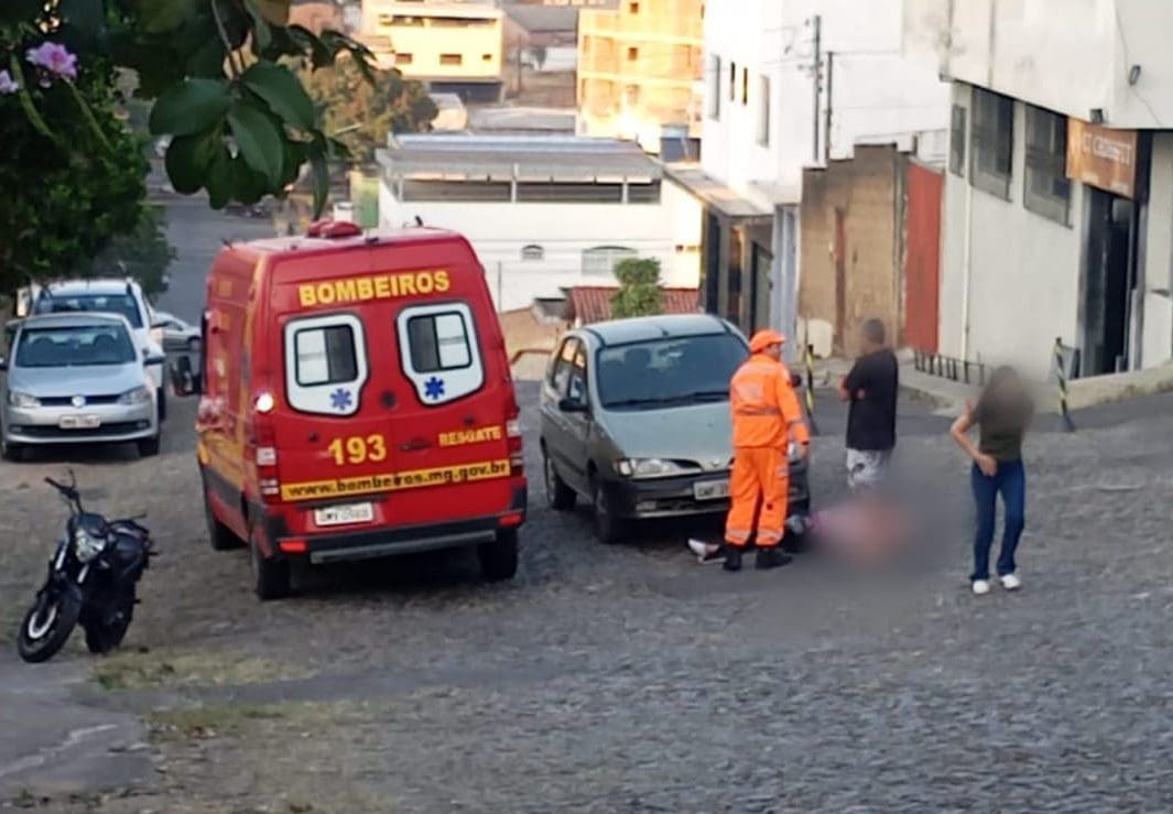 Divin&oacute;polis: Acidente entre carro e moto deixa uma pessoa ferida no Manoel Valinhas