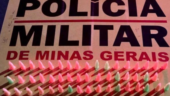 Mulher &eacute; presa na MG-050 em Carmo do Cajuru com 50 pinos de coca&iacute;na