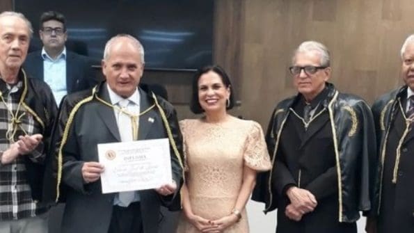 Edsom Sousa toma posse como imortal da Academia Divinopolitana de Letras