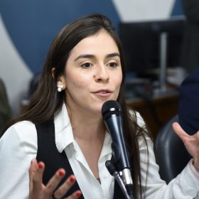 Deputada Lohanna solicita Audi&ecirc;ncia P&uacute;blica sobre municipaliza&ccedil;&atilde;o &ldquo;irregular&rdquo;