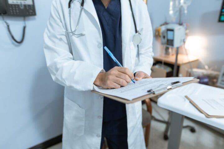 Estado abre processo seletivo com 50 vagas para m&eacute;dico perito com vagas para Divin&oacute;polis