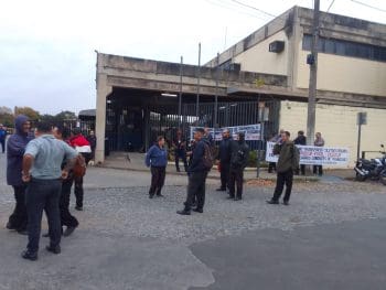 Motoristas exigem do prefeito revoga&ccedil;&atilde;o da lei de aumento das multas para suspender greve do transporte coletivo