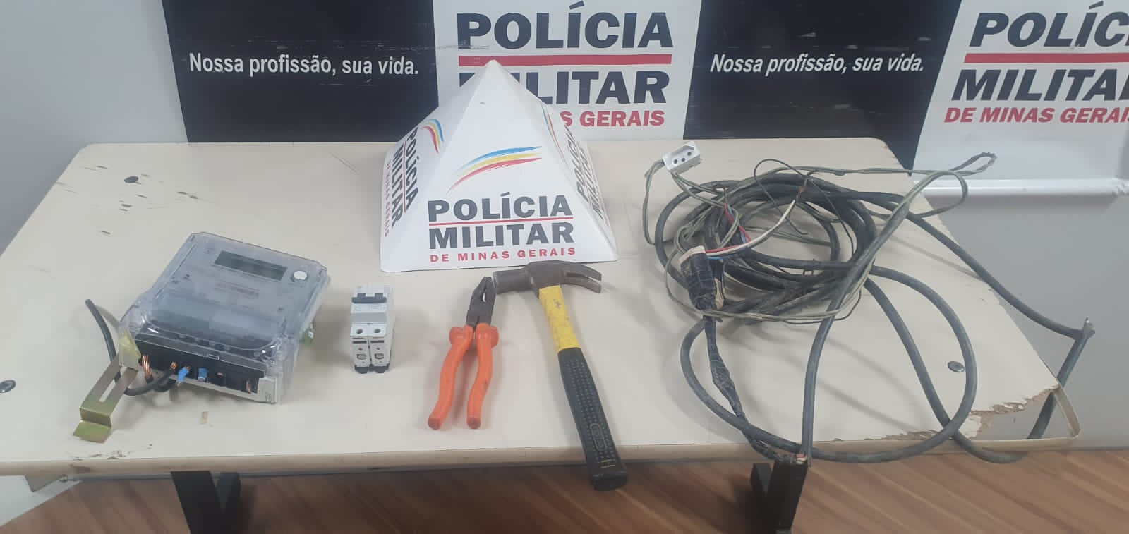 Homem furta cabos de energia e &eacute; preso em Nova Serrana