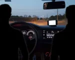 dois homens em um carro