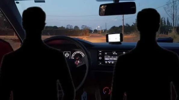 dois homens em um carro