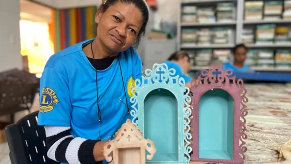 Os assistidos da oficina de artesanato do Instituto já estão preparando os materiais para a apresentação no domingo