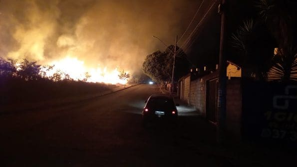 Urgente: Grande incêndio atinge o bairro Lagoa dos Mandarins