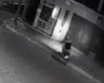 Oliveira: Moto passa direto em cruzamento e bate em loja
