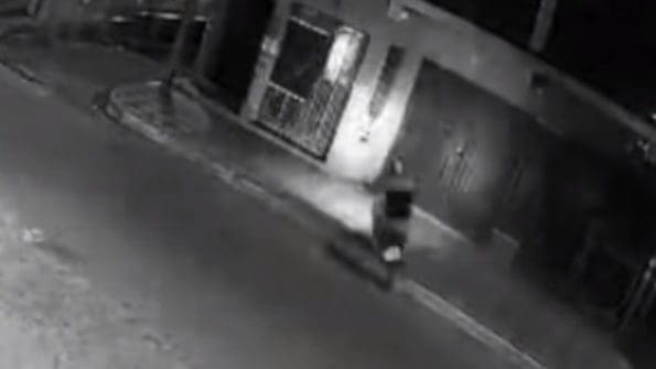 Oliveira: Moto passa direto em cruzamento e bate em loja