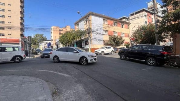 Acidente entre moto e carro &eacute; registrado na Av. Amazonas em Divin&oacute;polis