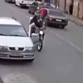 Formiga: Motorista descuidado abre porta de veículo e atinge motociclista