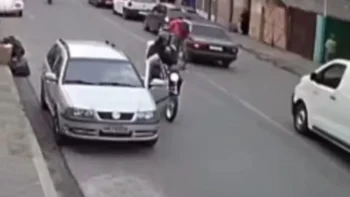 Formiga: Motorista descuidado abre porta de ve&iacute;culo e atinge motociclista
