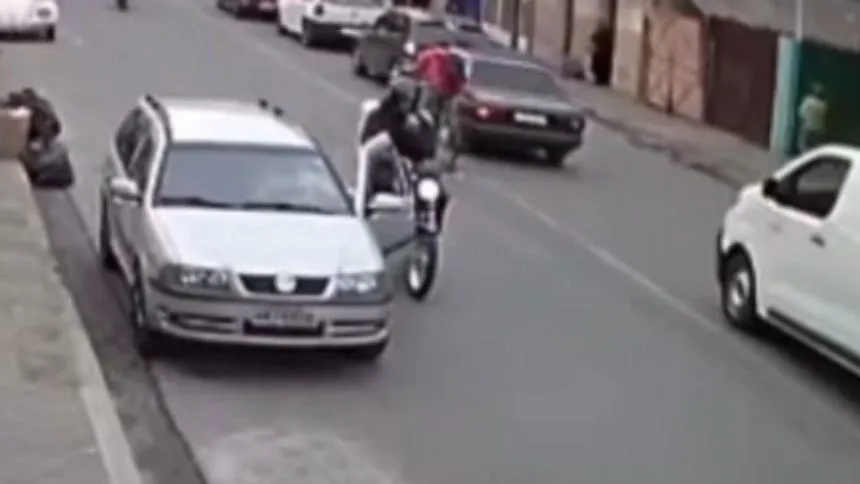 Formiga: Motorista descuidado abre porta de veículo e atinge motociclista