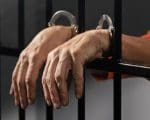 Motociclista com mandado de prisão em aberto por condenação de estupro é preso durante operação
