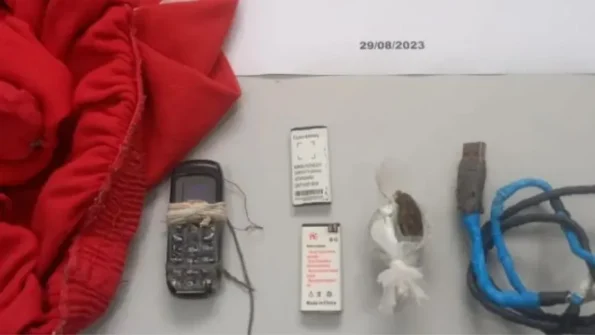 Celular e baterias são encontrados dentro de vaso sanitário de cela no Presídio de Oliveira
