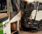 Bambuí: Acidente entre carreta e ônibus na BR-354 deixa 14 feridos