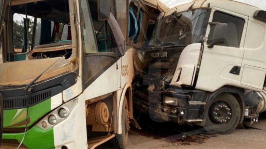 Bambuí: Acidente entre carreta e ônibus na BR-354 deixa 14 feridos