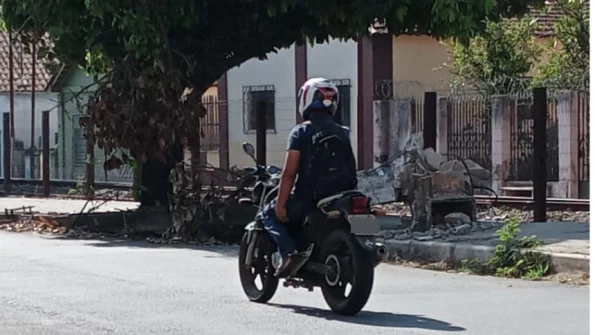 Poste Caído Gera Riscos e Preocupações na Rua Dr. Ribeiro Pena, em Divinópolis