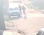 Pai e filha são ameaçados por ladrões durante roubo de carro