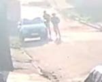 Pai e filha s&atilde;o amea&ccedil;ados por ladr&otilde;es durante roubo de carro