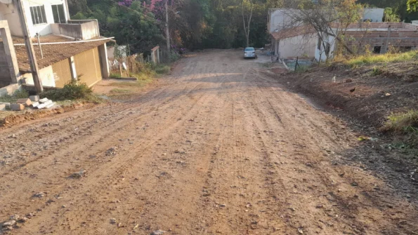 Algumas medidas foram prometidas na época, incluindo a medição da rua para futura pavimentação que beneficiaria os moradores, mas o patrolamento já é um pequeno progresso