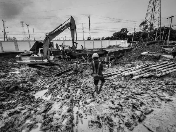 Foto de trabalhadores da construção civil em canteiro de obras.